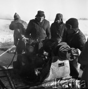 9.01.1969, Giżycko, Polska
Jezioro Dobskie koło Giżycka, połowy pod lodem.
Fot. Jarosław Tarań, zbiory Ośrodka KARTA [69-343]
  
