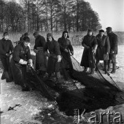 9.01.1969, Giżycko, Polska
Jezioro Dobskie koło Giżycka, połowy pod lodem, wyciąganie sieci.
Fot. Jarosław Tarań, zbiory Ośrodka KARTA [69-342]
  
