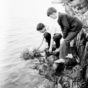 24.06.1969, Warszawa, Polska.
Chłopcy puszczający wianki na brzegu rzeki.
Fot. Jarosław Tarań, zbiory Ośrodka KARTA [69-347]
 
