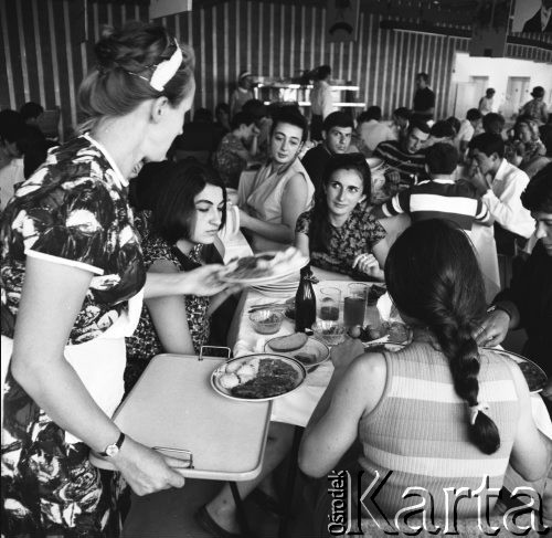 1.08.1969, Warszawa, Polska.
Inter-Hotel, kelnerka podająca obiady w restauracji.
Fot. Jarosław Tarań, zbiory Ośrodka KARTA [69-363]
 
