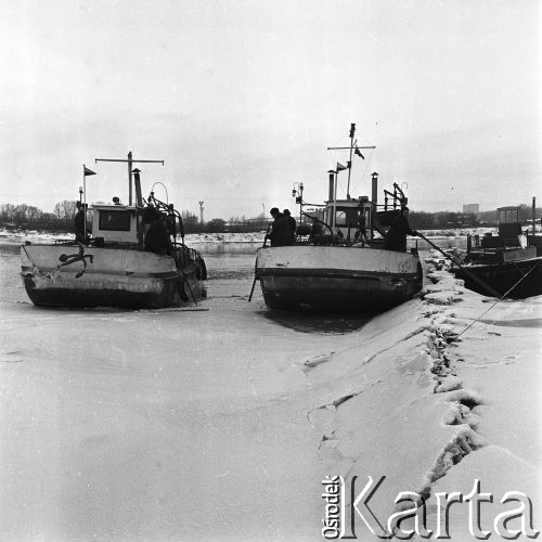 Luty 1969, Warszawa, Polska.
Lodołamacze na Wiśle.
Fot. Jarosław Tarań, zbiory Ośrodka KARTA [69-373]
 
