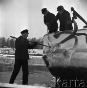 Luty 1969, Warszawa, Polska.
Lodołamacze na Wiśle, usuwanie lodu z kotwicy.
Fot. Jarosław Tarań, zbiory Ośrodka KARTA [69-373]
 
