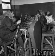 11.03.1969, Rudnik nad Sanem, Polska
Pracownice Zakładów Wikliniarskich.
Fot. Jarosław Tarań, zbiory Ośrodka KARTA [69-366]
 
