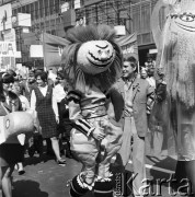 1.05.1969, Warszawa, Polska.
Pochód pierwszomajowy, manifestanci w kostiumach.
Fot. Jarosław Tarań, zbiory Ośrodka KARTA [69-272]
 
