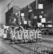 1.05.1969, Warszawa, Polska.
Pochód pierwszomajowy, dziewczęta w strojach kurpiowskich.
Fot. Jarosław Tarań, zbiory Ośrodka KARTA [69-391]
 
