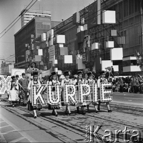 1.05.1969, Warszawa, Polska.
Pochód pierwszomajowy, dziewczęta w strojach kurpiowskich.
Fot. Jarosław Tarań, zbiory Ośrodka KARTA [69-391]
 
