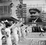 1.05.1969, Warszawa, Polska.
Pochód pierwszomajowy, szermierze, w tle portret Włodzimierza Lenina.
Fot. Jarosław Tarań, zbiory Ośrodka KARTA [69-391]
 
