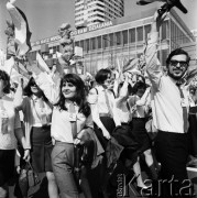 1.05.1969, Warszawa, Polska.
Pochód pierwszomajowy, przed trybuną wiwatują członkowie Związku Młodzieży Socjalistycznej.
Fot. Jarosław Tarań, zbiory Ośrodka KARTA [69-391]
 
