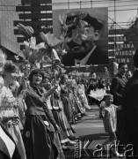 1.05.1969, Warszawa, Polska.
Pochód pierwszomajowy, uczestnicy pochodu z kwiatami, w tle portret Włodzimierza Lenina.
Fot. Jarosław Tarań, zbiory Ośrodka KARTA [69-391]
 
