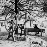 16.10.1969, Stary Sącz, Polska
Studnia na Rynku, napis na tabliczce informuje, że woda jest zdatna do picia po przegotowaniu.
Fot. Jarosław Tarań, zbiory Ośrodka KARTA [69-351]
 
