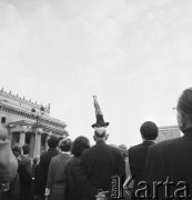 3.06.1969, Warszawa, Polska.
Pokazy przed Pałacem Kultury, skoki na batucie.
Fot. Jarosław Tarań, zbiory Ośrodka KARTA [69-398]
 
