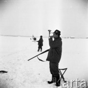 14.12.1969, Polska
Uczestnicy polowania na zające.
Fot. Jarosław Tarań, zbiory Ośrodka KARTA [69-403]
 
