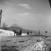 28.11.1969, Zakopane, Polska
Sanie na ośnieżonej drodze, z prawej przystanek autobusowy, w tle panorama Tatr.
Fot. Jarosław Tarań, zbiory Ośrodka KARTA [69-401]
 
