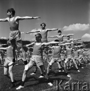 6.06.1969, Warszawa, Polska.
Warszawska Olimpiada Młodzieżowa, pokazy gimnastyczne, układ zbiorowy.
Fot. Jarosław Tarań, zbiory Ośrodka KARTA [69-399]
 
