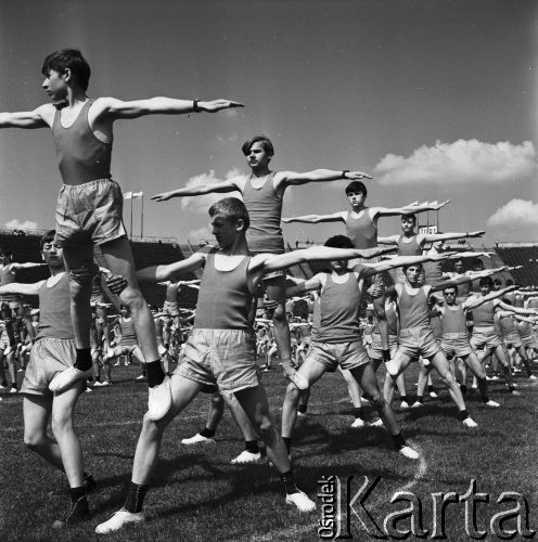 6.06.1969, Warszawa, Polska.
Warszawska Olimpiada Młodzieżowa, pokazy gimnastyczne, układ zbiorowy.
Fot. Jarosław Tarań, zbiory Ośrodka KARTA [69-399]
 
