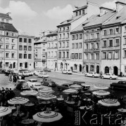 3.06.1969, Warszawa, Polska.
Rynek Starego Miasta, kawiarnia pod parasolami.
Fot. Jarosław Tarań, zbiory Ośrodka KARTA [69-397]
 
