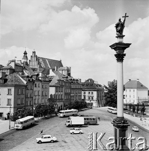 3.06.1969, Warszawa, Polska.
Rynek Starego Miasta, z prawej Kolumna Zygmunta.
Fot. Jarosław Tarań, zbiory Ośrodka KARTA [69-394]
 
