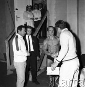 20-28.09.1969, Warszawa, Polska.
Mistrzostwa Europy i Świata w podnoszeniu ciężarów, Waldemar Baszanowski i działacze.
Fot. Jarosław Tarań, zbiory Ośrodka KARTA [69-424]
 
