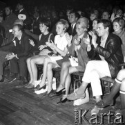 20-28.09.1969, Warszawa, Polska.
Mistrzostwa Europy i Świata w podnoszeniu ciężarów, kibice.
Fot. Jarosław Tarań, zbiory Ośrodka KARTA [69-424]
 

