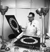 25.06.1969, Warszawa, Polska.
Łańcuch dla Urzędu Stanu Cywilnego.
Fot. Jarosław Tarań, zbiory Ośrodka KARTA [69-411]
 
