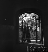 8.04.1969, Warszawa, Polska.
Stare Miasto, ulica Freta, rzeźbiona brama.
Fot. Jarosław Tarań, zbiory Ośrodka KARTA [69-422]
 
