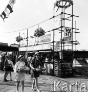 24.06.1969, Warszawa, Polska.
Wianki nad Wisłą, hostessy z kwiatami i papierosami, z tyłu stoiska z napojami, hasła: 