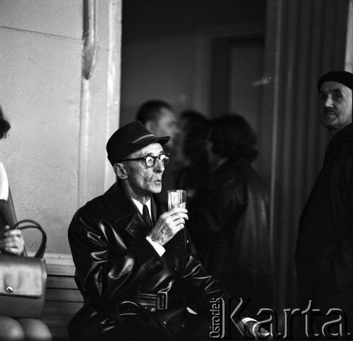 18.10.1969, Krynica Zdrój, Polska
Starszy pan pijący wodę.
Fot. Jarosław Tarań, zbiory Ośrodka KARTA [69-408]
 
