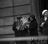 Październik 1970, Warszawa, Polska.
 Uliczny sprzedawca wieszaków.
 Fot. Jarosław Tarań, zbiory Ośrodka KARTA [70-1]
   
