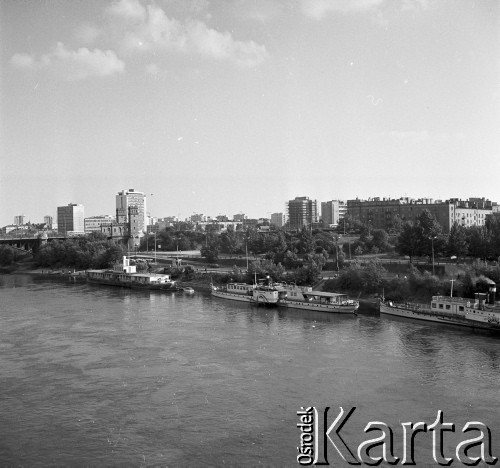 Lipiec 1970, Warszawa, Polska.
Statki na Wiśle, w tle panorama miasta.
Fot. Jarosław Tarań, zbiory Ośrodka KARTA [70-4]
 
