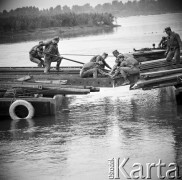 11.08.1970, Kazuń okolice, Polska
Wisła w rejonie Kazunia, ćwiczenia saperów, budowa przeprawy pontonowej.
Fot. Jarosław Tarań, zbiory Ośrodka KARTA [70-14]
 

