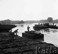 11.08.1970, Kazuń okolice, Polska
Wisła w rejonie Kazunia, ćwiczenia saperów, budowa przeprawy pontonowej.
Fot. Jarosław Tarań, zbiory Ośrodka KARTA [70-15]
 
