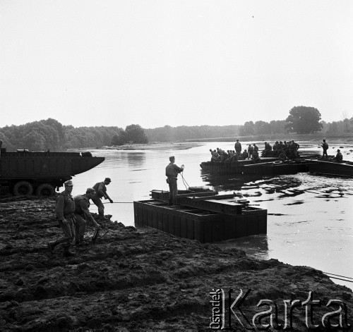11.08.1970, Kazuń okolice, Polska
Wisła w rejonie Kazunia, ćwiczenia saperów, budowa przeprawy pontonowej.
Fot. Jarosław Tarań, zbiory Ośrodka KARTA [70-15]
 

