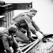 11.08.1970, Kazuń okolice, Polska
Wisła w rejonie Kazunia, ćwiczenia saperów, budowa przeprawy pontonowej.
Fot. Jarosław Tarań, zbiory Ośrodka KARTA [70-12]
 
