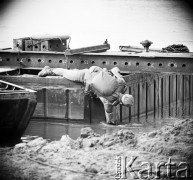 11.08.1970, Kazuń okolice, Polska
Wisła w rejonie Kazunia, ćwiczenia saperów, budowa przeprawy pontonowej.
Fot. Jarosław Tarań, zbiory Ośrodka KARTA [70-12]
 
