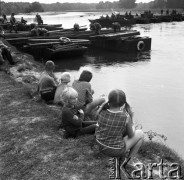 11.08.1970, Kazuń okolice, Polska
Wisła w rejonie Kazunia, ćwiczenia saperów, budowa przeprawy pontonowej.
Fot. Jarosław Tarań, zbiory Ośrodka KARTA [70-13]
 

