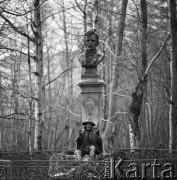 Listopad 1970, Zakopane, Polska
 Pomnik Tytusa Chałubińskiego, lekarza i przyrodnika, jednego z pionierów taternictwa, współzałożyciela Towarzystwa Tatrzańskiego.
 Fot. Jarosław Tarań, zbiory Ośrodka KARTA [70-16]
   
