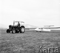 21.03.1970, Bielsko- Biała, Polska
 Traktor ciągnący szybowiec.
 Fot. Jarosław Tarań, zbiory Ośrodka KARTA [70-34]
   
