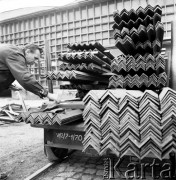 Wrzesień 1970, Kraków, Polska
 Firma Elbud produkująca słupy wysokiego napięcia, elementy konstrukcyjne.
 Fot. Jarosław Tarań, zbiory Ośrodka KARTA [70-22]
   
