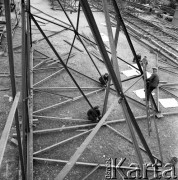 Wrzesień 1970, Kraków, Polska
 Pracownicy krakowskiej firmy Elbud produkującej słupy wysokiego napięcia.
 Fot. Jarosław Tarań, zbiory Ośrodka KARTA [70-20]
   
