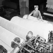 23.03.1970, Bielsko- Biała, Polska
 Zakład produkujący tkaniny wełniane, bele materiału.
 Fot. Jarosław Tarań, zbiory Ośrodka KARTA [70-38]
   
