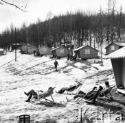 23.03.1970, Szyndzielnia Dębowiec, Polska
 Wczasowicze na leżakach.
 Fot. Jarosław Tarań, zbiory Ośrodka KARTA [70-40]
   
