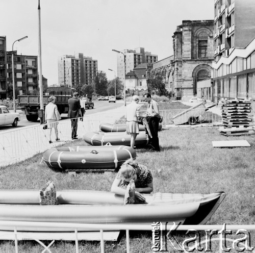 12.06.1970, Warszawa, Polska.
 Wystawa sprzętu sportowego, pontony.
 Fot. Jarosław Tarań, zbiory Ośrodka KARTA [70-49]
   
