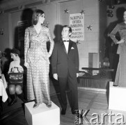 Sierpień 1970, Warszawa, Polska.
 Pokaz mody karnawałowej, w tle plakat: 