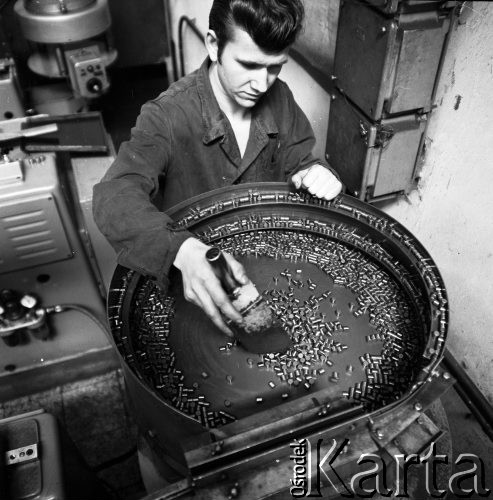14.05.1970, Poznań, Polska
 Pracownik Fabryki Łożysk Tocznych.
 Fot. Jarosław Tarań, zbiory Ośrodka KARTA [70-68]
   
