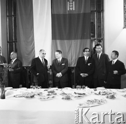 10.07.1970, Warszawa, Polska.
 Przyjęcie w rocznicę rewolucji socjalistycznej w Mongolii, na zdjęciu m.in. ambasador Mongolskiej Republiki Ludowej oraz sekretarz ambasady.
 Fot. Jarosław Tarań, zbiory Ośrodka KARTA [70-63]
   
