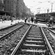 3.07.1970, Warszawa, Polska.
Budowa ronda na skrzyżowaniu ulicy Marszałkowskiej i Alej Jerozolimskich, z prawej przystanek tramwajowy.
Fot. Jarosław Tarań, zbiory Ośrodka KARTA [70-73]
 
