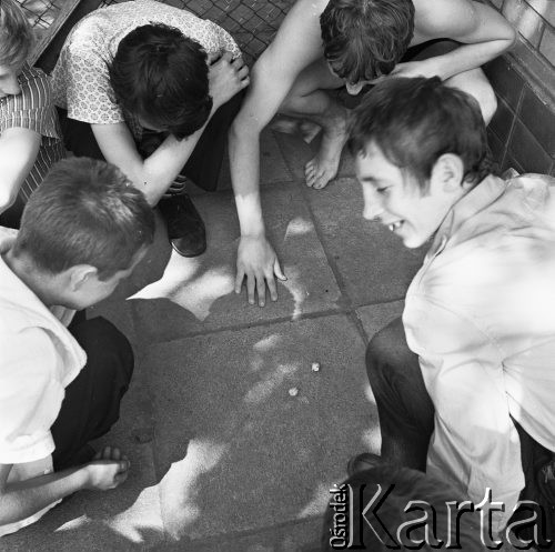 3.07.1970, Warszawa, Polska.
 Agrykola, chłopcy grający w kulki.
 Fot. Jarosław Tarań, zbiory Ośrodka KARTA [70-72]
   
