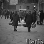 Październik 1970, Warszawa, Polska.
 Wiejskie kobiety z koszami, podpis autora 
