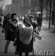 Październik 1970, Warszawa, Polska.
 Wiejska kobieta sprzedająca świerkowe gałązki  i suche kwiaty na ulicy.
 Fot. Jarosław Tarań, zbiory Ośrodka KARTA [70-91]
   
