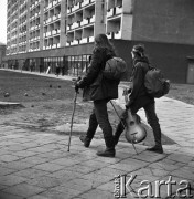 Wrzesień 1970, Warszawa, Polska.
 Młodzi ludzie z plecakami i gitarą.
 Fot. Jarosław Tarań, zbiory Ośrodka KARTA [70-94]
   
